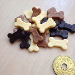 送料無料♡ハンドメイド素材　わんちゃん大好きボーンクッキーのチャーム８枚 2枚目の画像