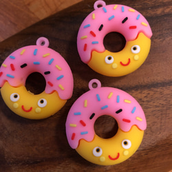 送料込み！塩化ビニール製 ドーナツのチャーム３つ ピンク 1枚目の画像