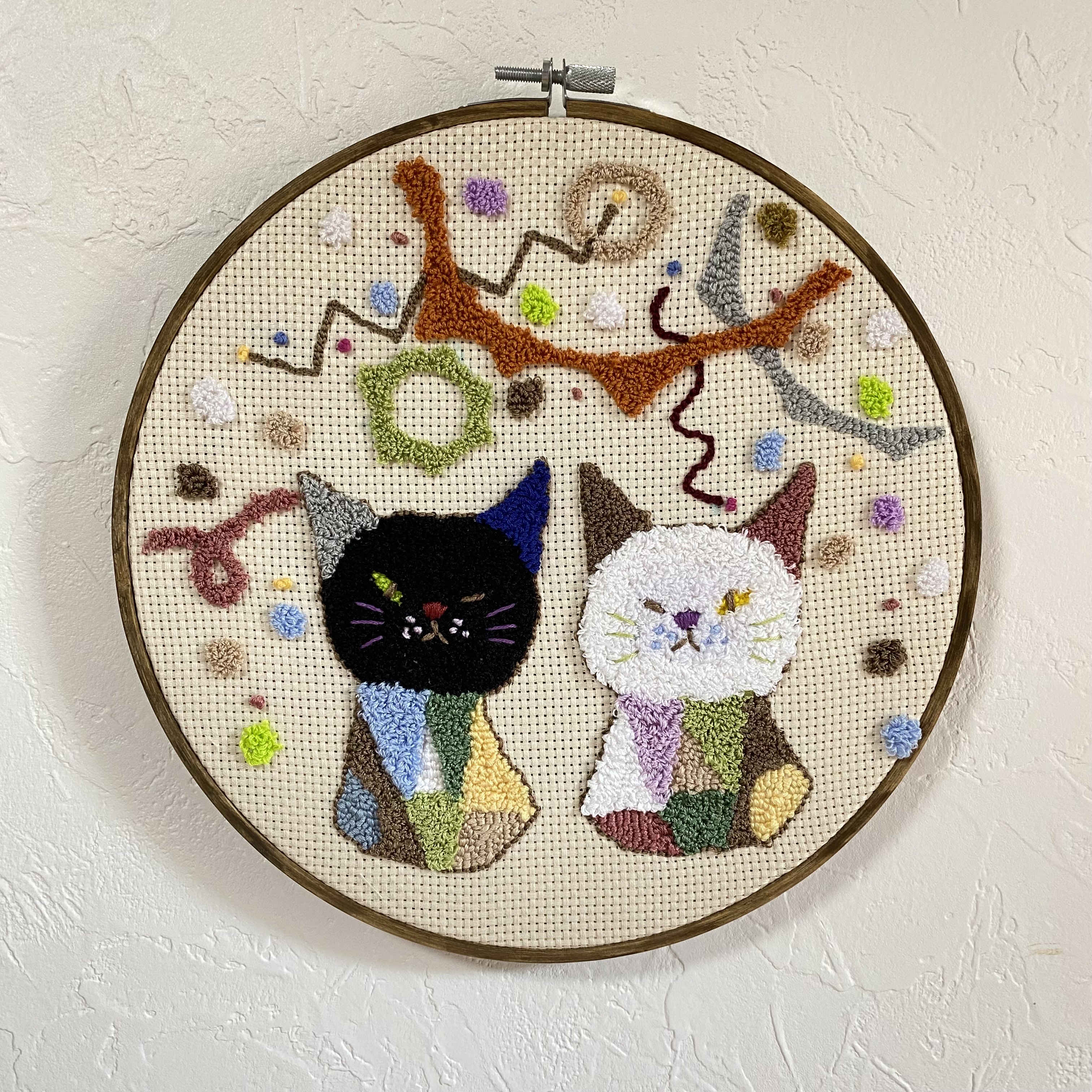 刺繍枠22.5cm「黒猫と白猫」
