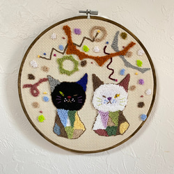 刺繍枠22.5cm「黒猫と白猫」 1枚目の画像