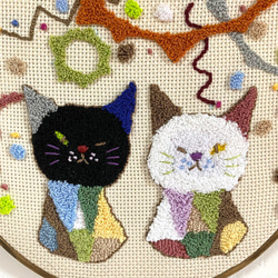 刺繍枠22.5cm「黒猫と白猫」 2枚目の画像