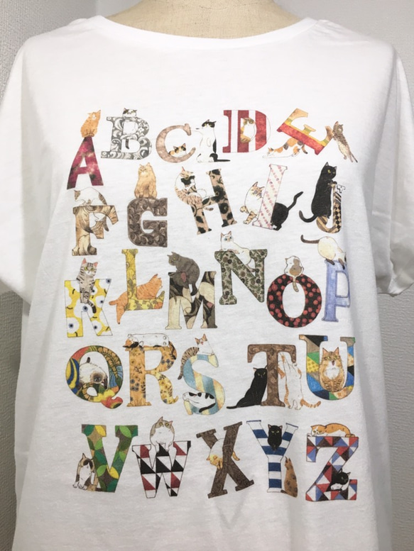 レディース ドルマンTシャツワンピース-『アルファベットとネコ』(オフホワイト) 4枚目の画像