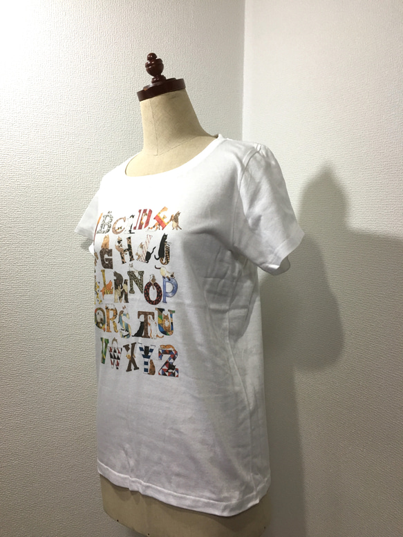 レディースTシャツ(Lサイズ)-『アルファベットとネコ』(ホワイト) 2枚目の画像