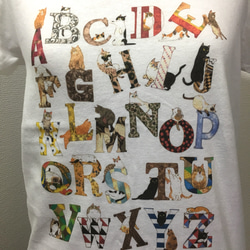 レディースTシャツ(Lサイズ)-『アルファベットとネコ』(ホワイト) 4枚目の画像