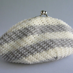 重なる2粒の斜線と糸替えの横縞 - ビーズ編みの小さなバッグ イトノパース (016) 3枚目の画像