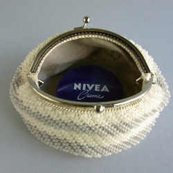 重なる2粒の斜線と糸替えの横縞 - ビーズ編みの小さなバッグ イトノパース (016) 4枚目の画像