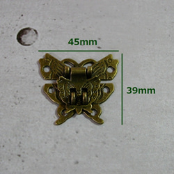 ♛キュートなバタフライ形のアンティークスタイル留め金 / 蝶形留め金ラッチ 1セット　 ネジ付き 2枚目の画像