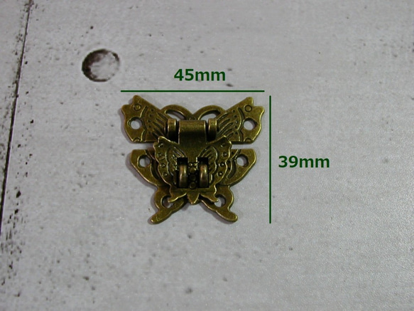 ♛キュートなバタフライ形のアンティークスタイル留め金 / 蝶形留め金ラッチ 1セット　 ネジ付き 2枚目の画像