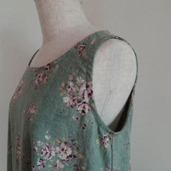 綿麻スモークターコイズ・裾切り替えの花のノースリーブワンピース 5枚目の画像