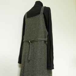 ドビーツイードコットン千鳥格子の大人のサロペットスカート・黒×カーキ 4枚目の画像
