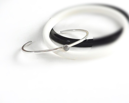 Roro Kidul グレームーンストーンシルバーバングル -さざ波のように