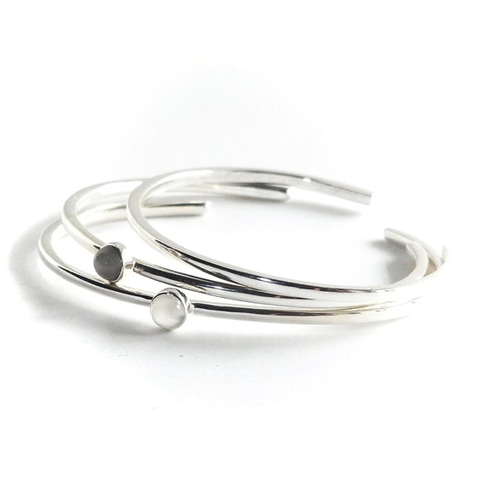 Roro Kidul グレームーンストーンシルバーバングル -さざ波のように