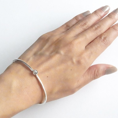 Roro Kidul グレームーンストーンシルバーバングル -さざ波のように