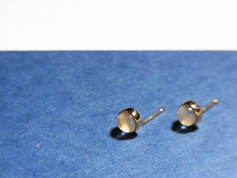 K18YG Roro Kidul ムーンストーンピアス　-あふれる陽の光-