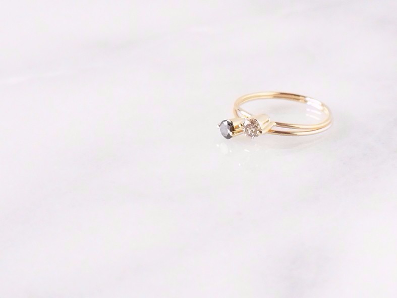 K18YG Aurora ブラックダイヤモンドピンキーリング　-天使の斬新なサポート-