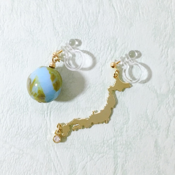 日本列島と地球の耳飾り ～金～ （樹脂ノンホールピアス） 1枚目の画像