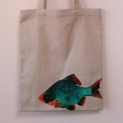 熱帯魚プリントの帆布ぺたんこバッグ（グリーンスマトラ） 1枚目の画像