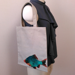 熱帯魚プリントの帆布ぺたんこバッグ（グリーンスマトラ） 2枚目の画像