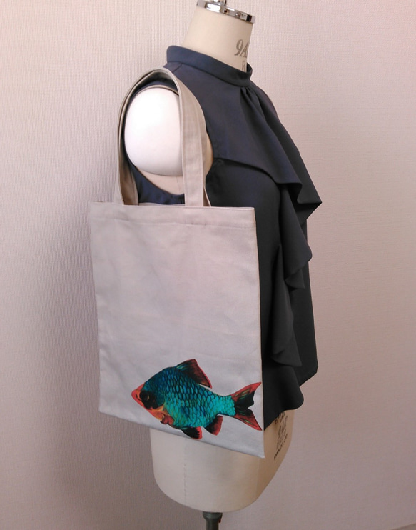 熱帯魚プリントの帆布ぺたんこバッグ（グリーンスマトラ） 2枚目の画像