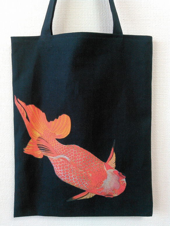金魚プリントの帆布ぺたんこバッグ（和蘭獅子頭・黒地） 2枚目の画像