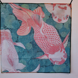 金魚プリントの大判ハンカチ（和蘭獅子頭＆水草） 4枚目の画像