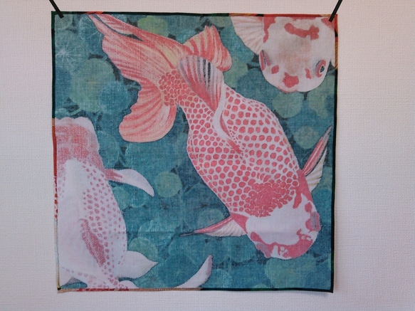 金魚プリントの大判ハンカチ（和蘭獅子頭＆水草） 4枚目の画像