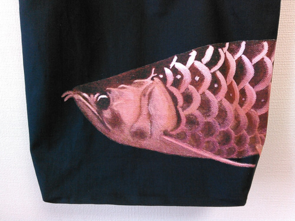 古代魚プリントの縦型トートバッグ（アジアアロワナ） 1枚目の画像