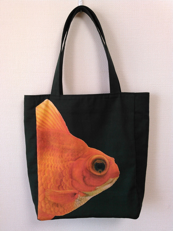 金魚プリントの縦型トートバッグ（赤出目金） 1枚目の画像