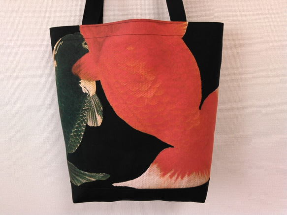 金魚プリントの縦型トートバッグ（蘭鋳） 1枚目の画像