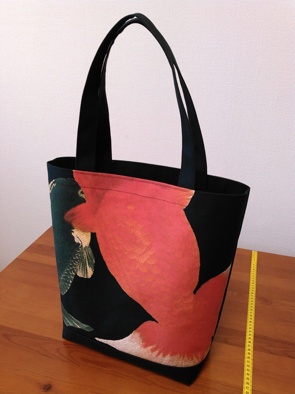 金魚プリントの縦型トートバッグ（蘭鋳） 7枚目の画像