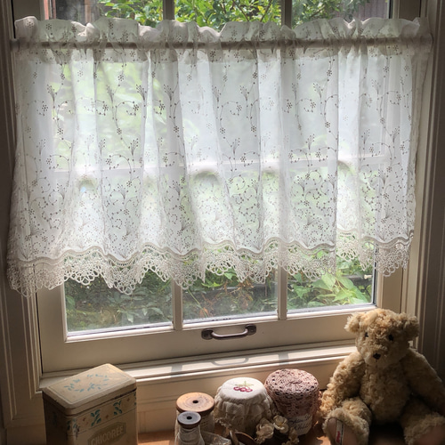 さえら　カフェカーテン フラワー刺繍 カフェカーテン 約130×60cm｜アミブルージュ