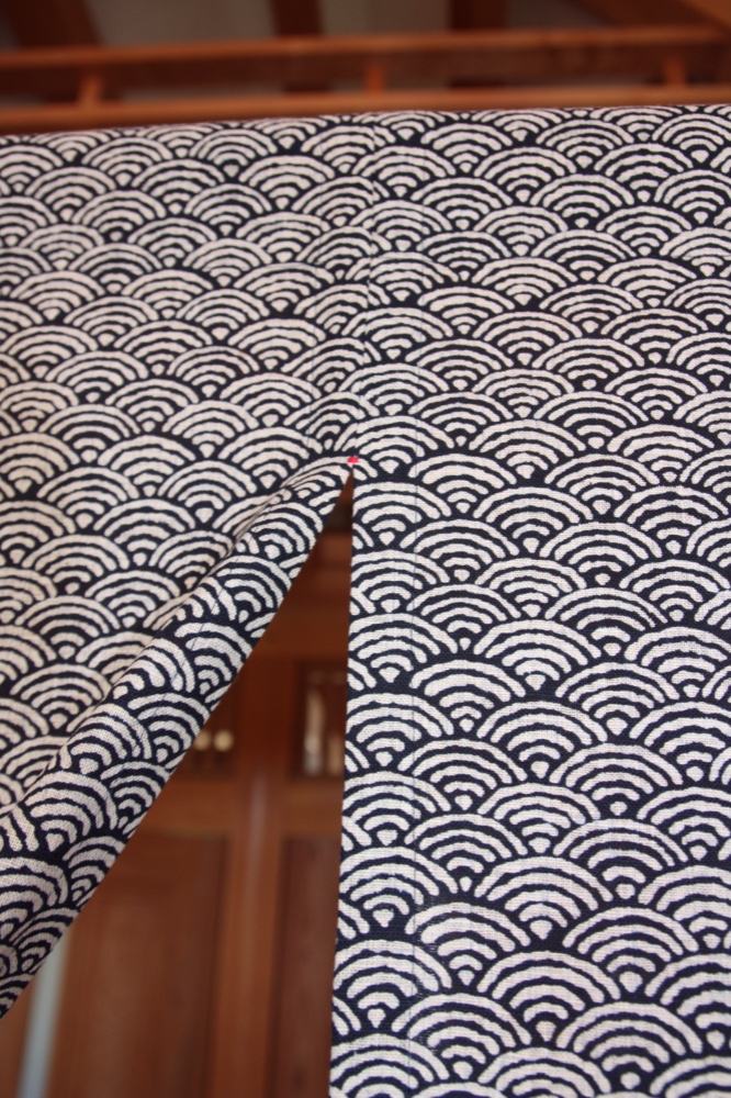 のれん(青海波)