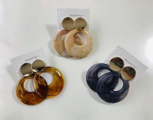 人気▹おおぶりマーブル柄フープ*ピアス/イヤリング 1枚目の画像