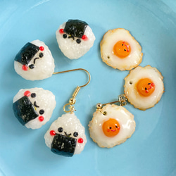 オーダーページ❀即購入❌コメント必須❀くま目玉焼きトーストピアスorイヤリング おにぎりと目玉焼きのピアス＊イヤリング＊食べ物＊フェイクフード