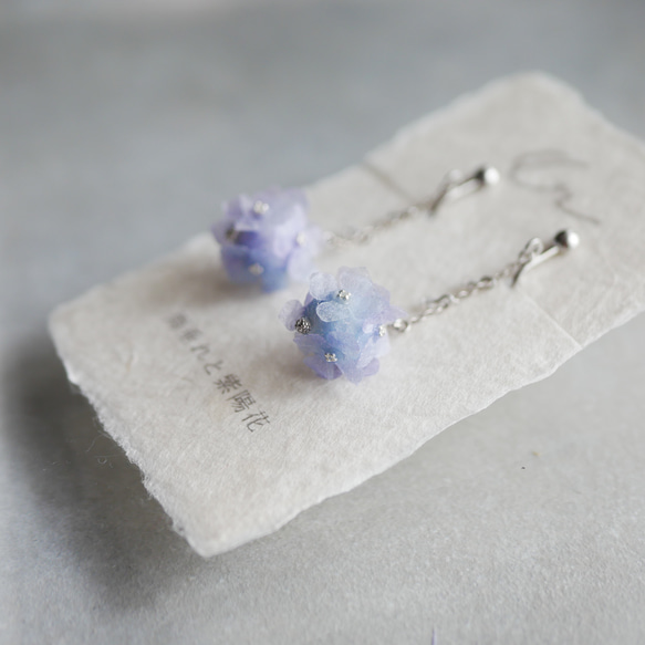和紙の花「雨垂れと紫陽花」ブルー イヤリング/ピアス 3枚目の画像