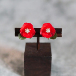 和紙の花 "赤椿" イヤリング/ピアス 和風 和紙×レジンアクセサリー 2枚目の画像