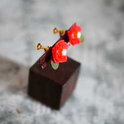 和紙の花 "赤椿" イヤリング/ピアス 和風 和紙×レジンアクセサリー 3枚目の画像