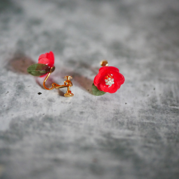 和紙の花 "赤椿" イヤリング/ピアス 和風 和紙×レジンアクセサリー 5枚目の画像