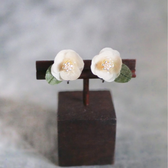 和紙の花 "白椿" イヤリング / ピアス 和紙×レジンアクセサリー 2枚目の画像