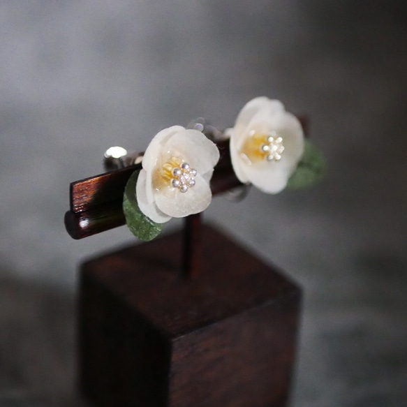 和紙の花 "白椿" イヤリング / ピアス 和紙×レジンアクセサリー 3枚目の画像