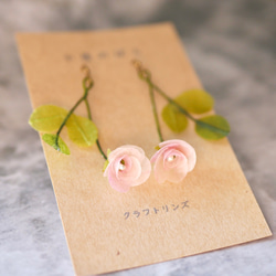 和紙の花 “小径のばら” 淡ピンク イヤリング／ピアス 和紙×レジンアクセサリー 2枚目の画像