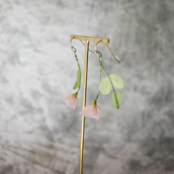 和紙の花 “小径のばら” 淡ピンク イヤリング／ピアス 和紙×レジンアクセサリー 4枚目の画像