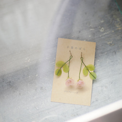 和紙の花 “小径のばら” 淡ピンク イヤリング／ピアス 和紙×レジンアクセサリー 5枚目の画像
