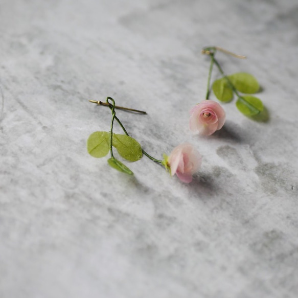 和紙の花 “小径のばら” 淡ピンク イヤリング／ピアス 和紙×レジンアクセサリー 7枚目の画像