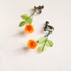 和紙の花 「小径のばら オレンジ」イヤリング／ピアス 和紙×レジンアクセサリー 5枚目の画像