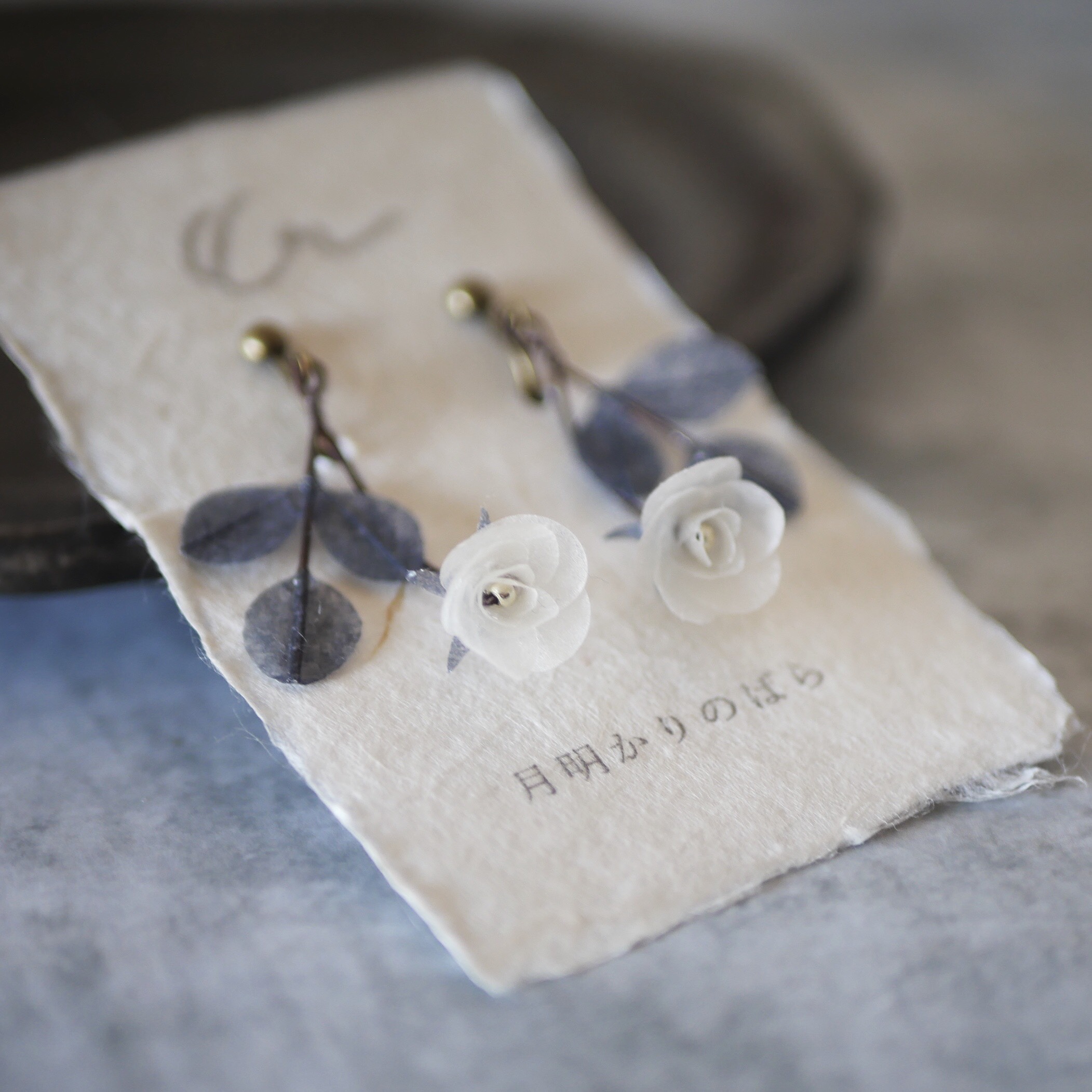 和紙の花 「月明かりのばら」 白紺 イヤリング／ピアス 和紙×レジンアクセサリー