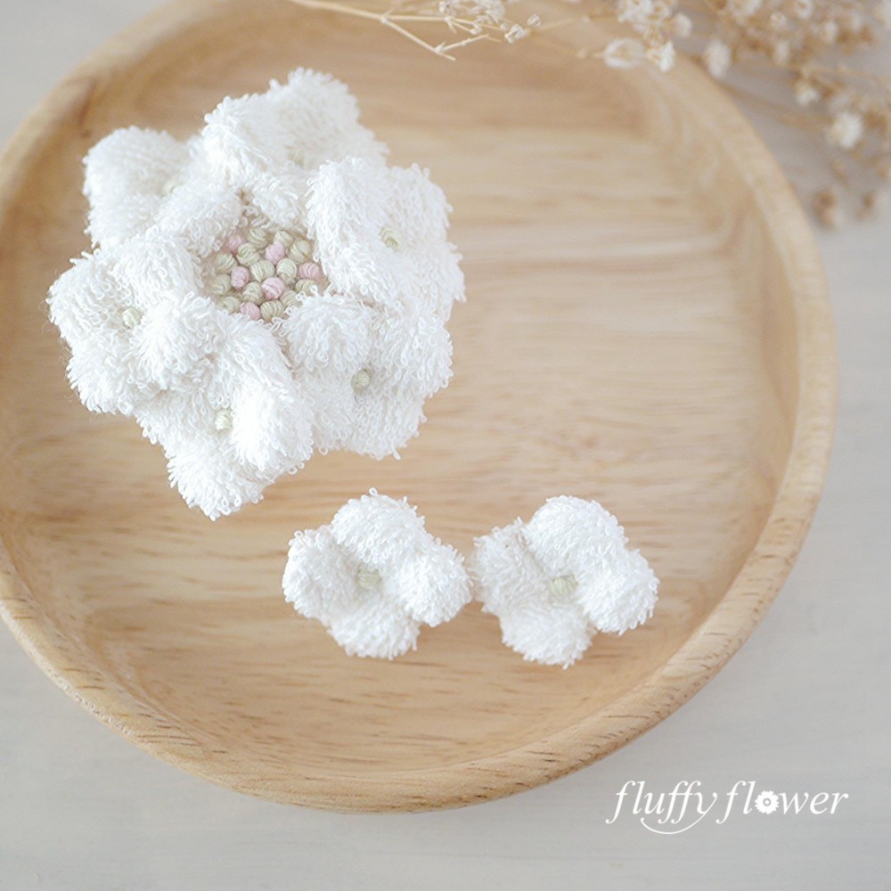 ふんわりタオルの白ガアジサイ2wayブローチ＆ヘアクリップと白アジサイピアス/イヤリングetc.【マーブル】セット