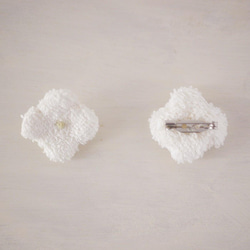 ふんわりタオルの白アジサイ(Sサイズ)ミニブローチ【ワカクサ】（オーガニックコットン100％使用） 4枚目の画像