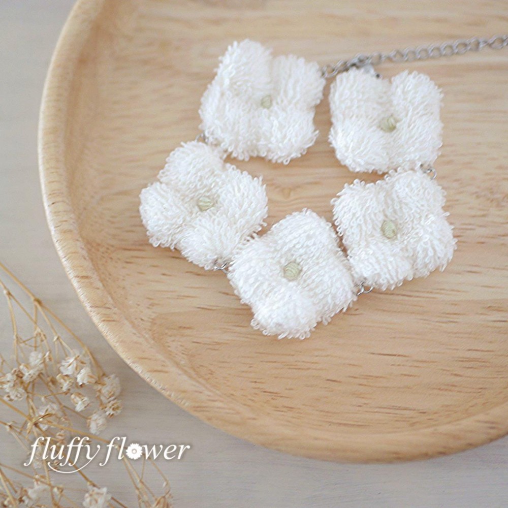 ふんわりタオルの白アジサイ５輪ブレスレット【ワカクサ】（オーガニックコットン100％/サージカルステンレス316L使用）