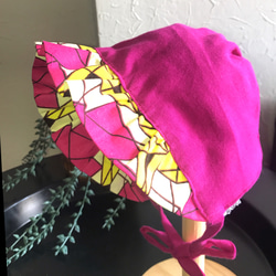 個性的で可愛いベビーボンネット ベビー帽子／ピンク×アフリカン幾何学模様 1枚目の画像